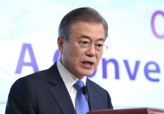 제73차 유엔총회 참석을 위해 뉴욕을 방문 중인 문재인 대통령이 25일 오후(현지시간) 미국 뉴욕 외교협회(CFR)에서 열린 "위대한 동맹으로 평화를(Our Greater Alliance, Making Peace(부제:문재인 대통령과의 대화, A Conversation with President Moon Jae-in)" 행사에서 연설하고 있다. 연합뉴스